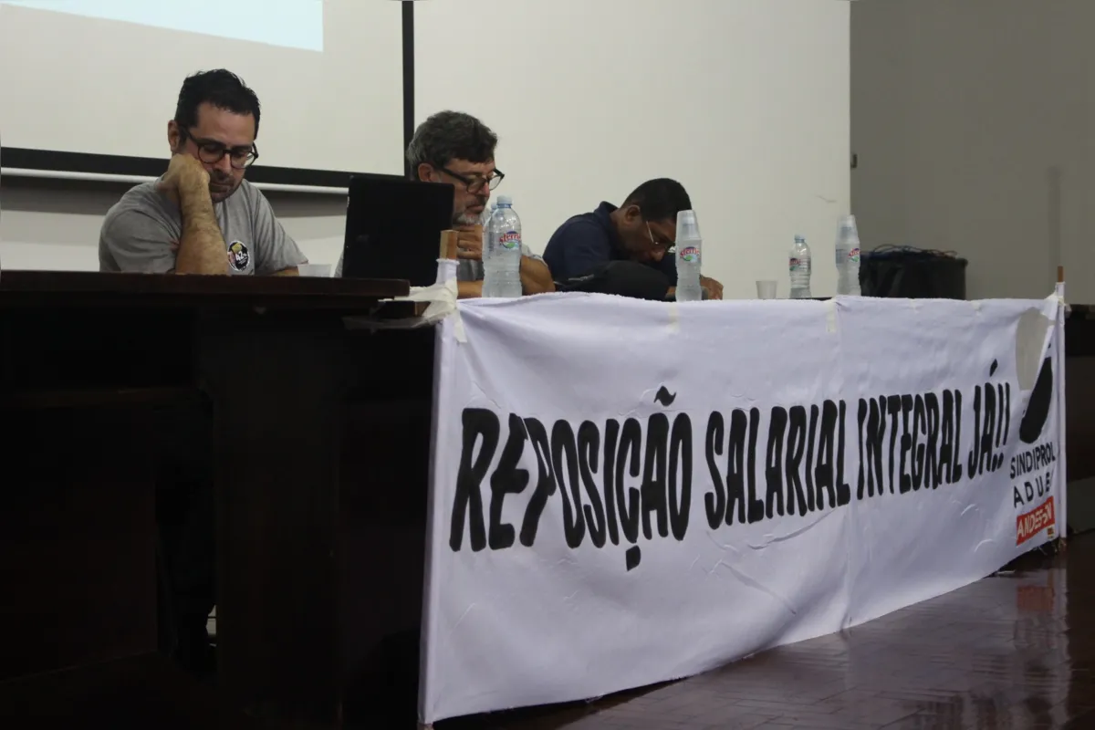 Imagem ilustrativa da imagem Servidores da UEL paralisam e gritam por visibilidade: ‘Defasagem está corroendo e destruindo famílias‘