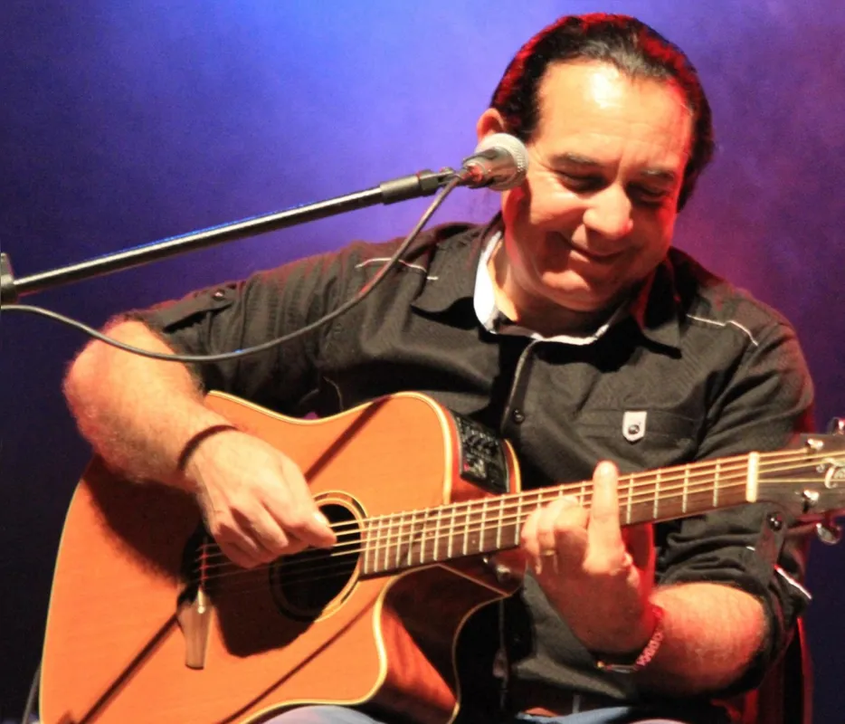Tom Brasil faz show nesta quinta-feira em Apucarana e na sexta (3) em Londrina