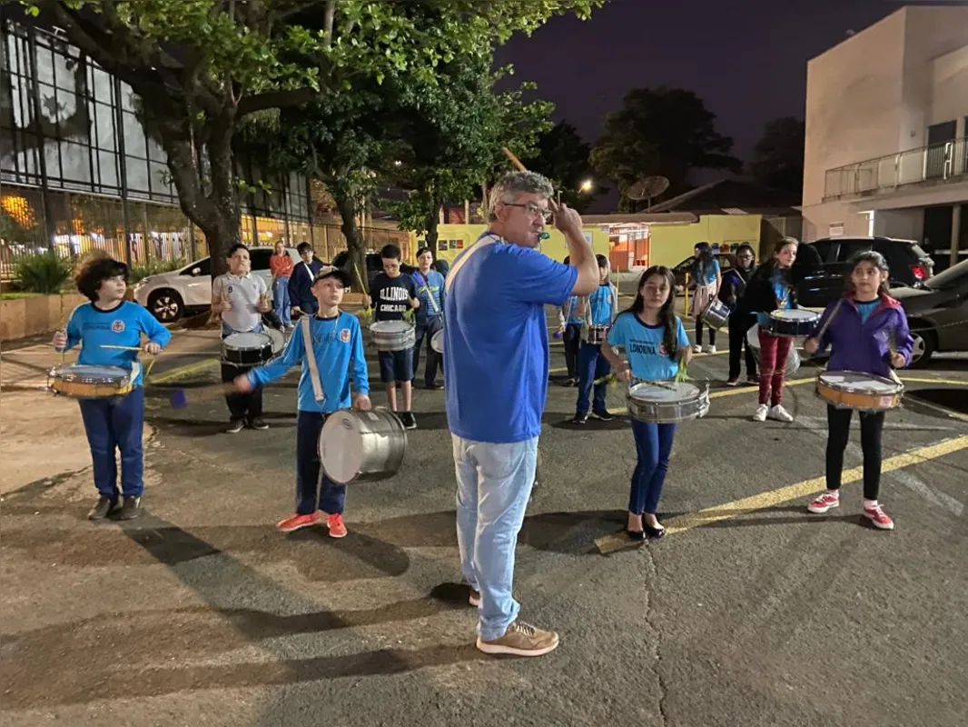Valdinei Alves, "o pai da fanfarra" da Escola Municipal Carlos Dietz: mesmo não tendo mais filhos na escola, ele continua ensaiando os alunos
