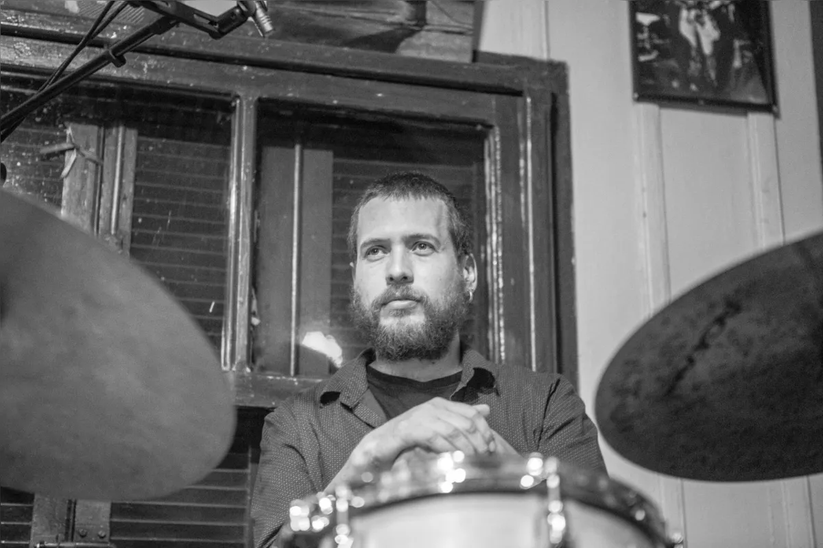Bruno Cotrim, músico e professor de bateria, já ensaiou bandas marciais: "Aprendizado em grupo proporciona trocas e disciplina"