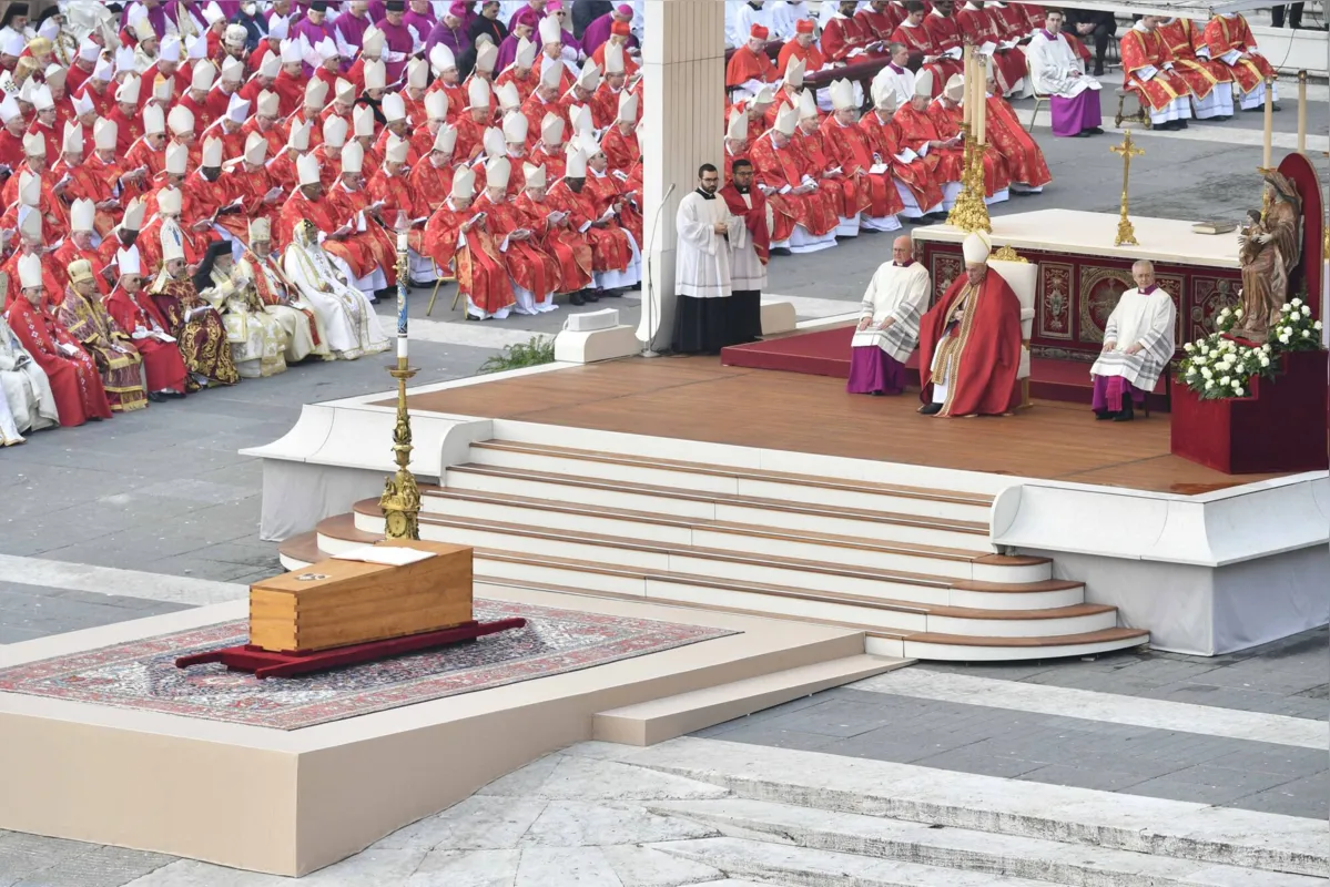 Papa Francisco celebra o funeral de Bento 16