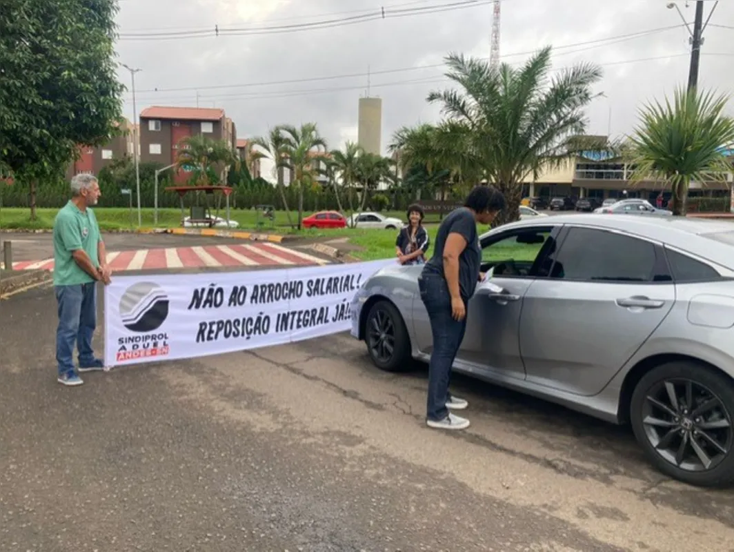 Servidores e professores da UEL protestam contra defasagem salarial