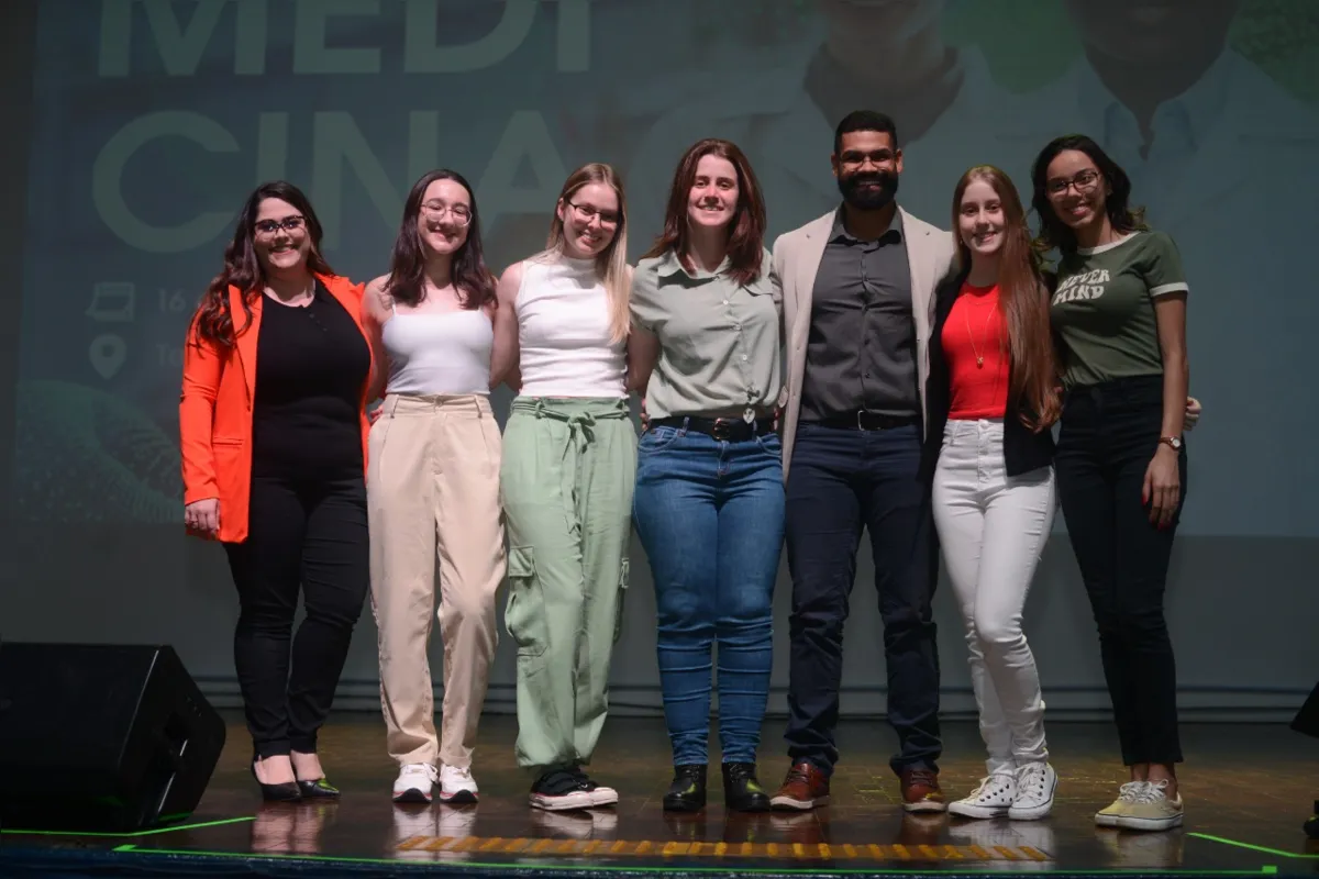 Coordenadora de Biomedicina da UniFil,  doutora Anelise Franciosi, com as monitoras Giulia Doná, Julia Benini Ló, Anna Caroline Rodrigues França Arrabaça, Camilla Busquim Bolognese e Anna Júlia de França, e o palestrante Derick Modena, de São Paulo