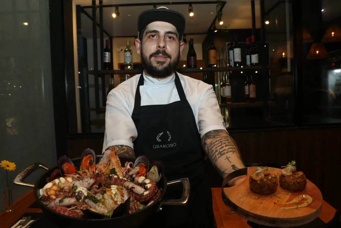 O chef com  dois pratos irresistíveis:  Grelhata de mar e
Arancini de polvo com arroz negro camarões grelhados e aioli defumado