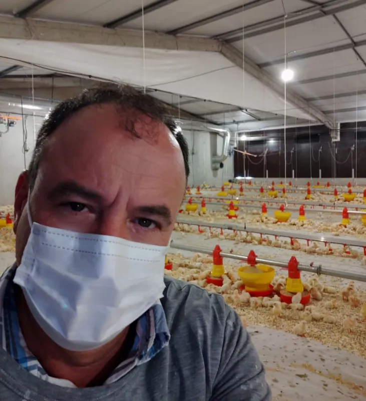 O avicultor Alvaro Baccin mostra sistema instalado em sua propriedade, que leva o alimento automaticamente para cada comedouro disposto no aviário
