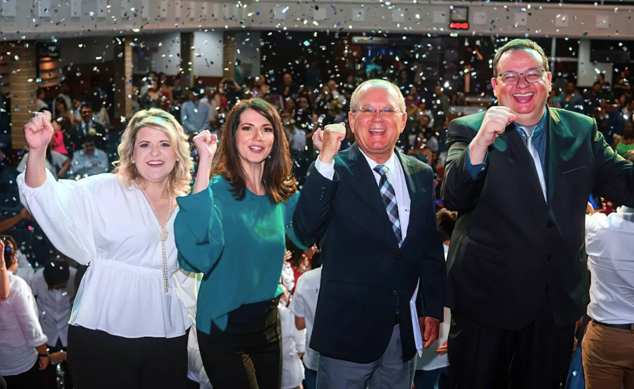 A orientadora Camila Bilha Palla, a coordenadora Márcia Regina Aquino Ilário, o diretor geral do Colégio Londrinense, Dr. Eleazar Ferreira, e o diretor educacional Luciano Ferreira Maia