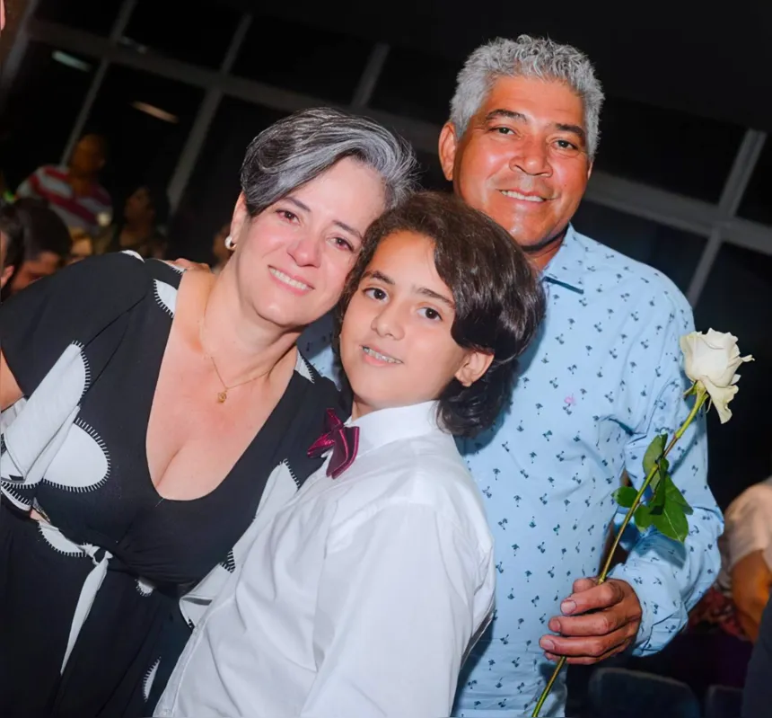 O aluno Pedro Silva Castro com a mãe Cristiane da Silva e o pai Osmair Zacarias da Silva