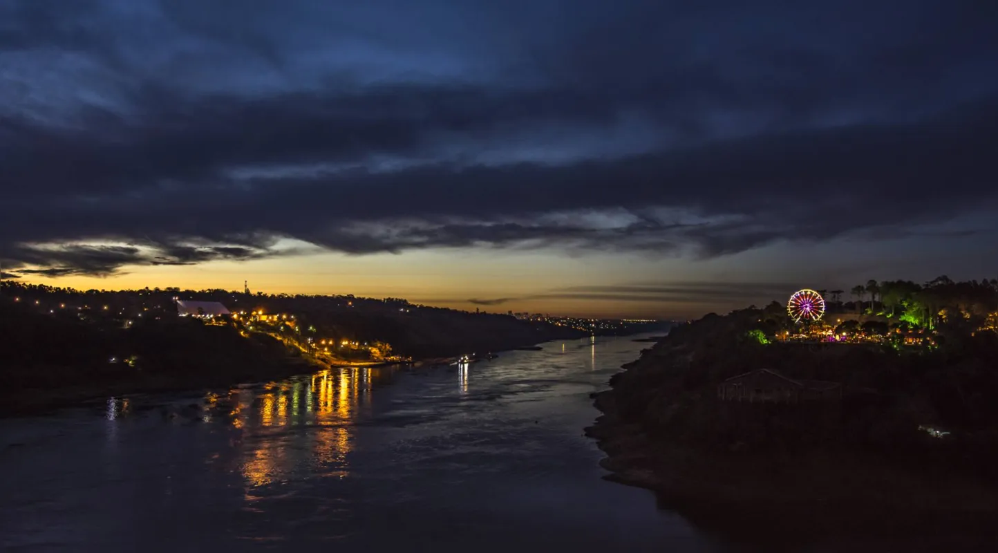 Vista da Tríplice Fronteira a partir do Paraguai: à esquerda Puerto Iguazú; à direita, Foz