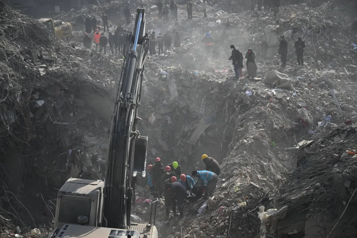 Não se sabe quantas delas morreram - a única cifra disponível  é o total de óbitos decorrentes do sismo em cada um dos países, que ultrapassam 37 mil quando somados