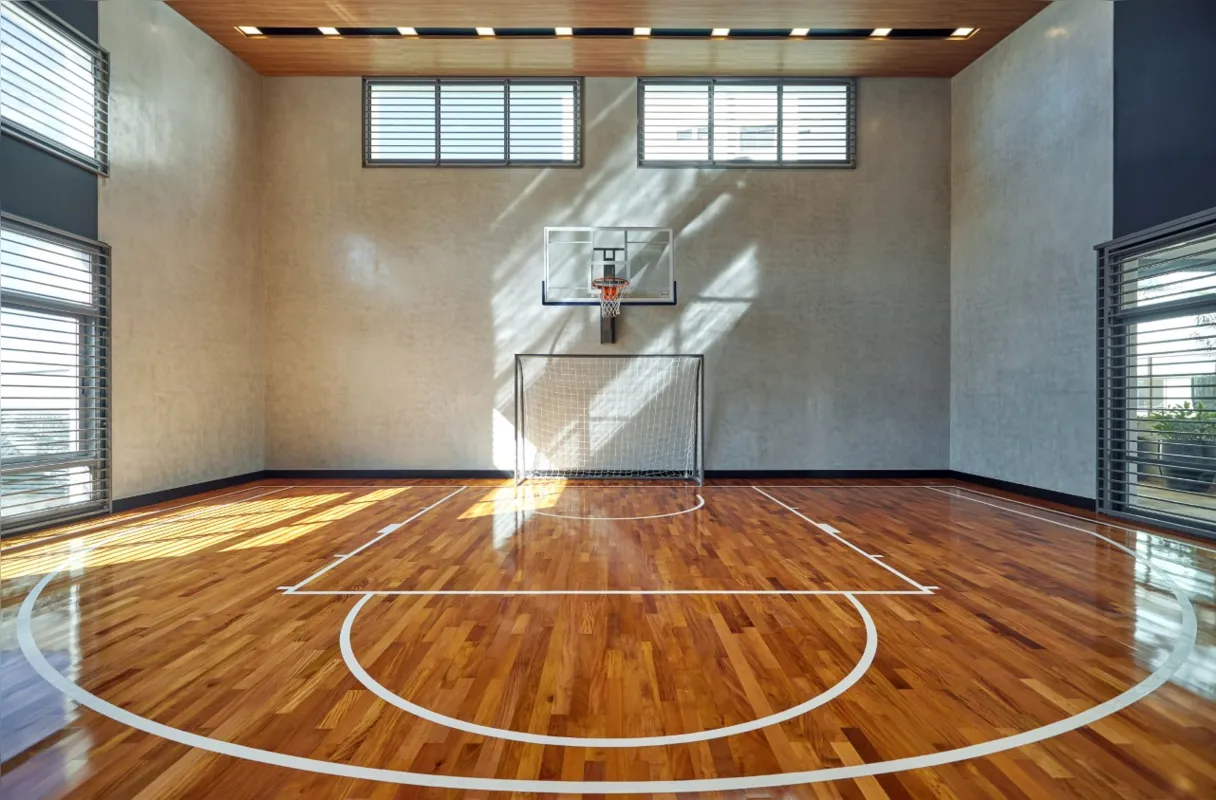 Sports Indoor,  espaço coberto e climatizado, revestido com piso especial amadeirado