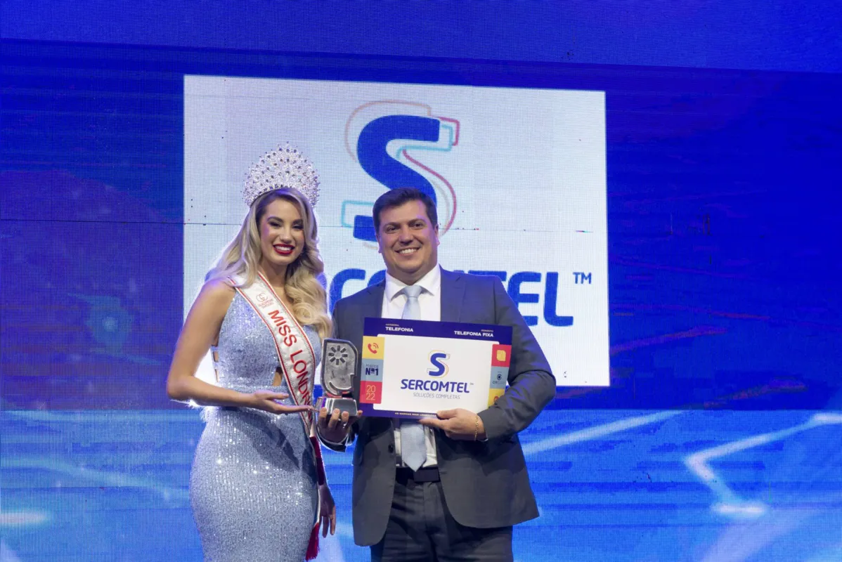 Tiago Carnelós Caetano recebendo o prêmio pela Sercomtel: a empresa está no coração e na memória dos londrinenses