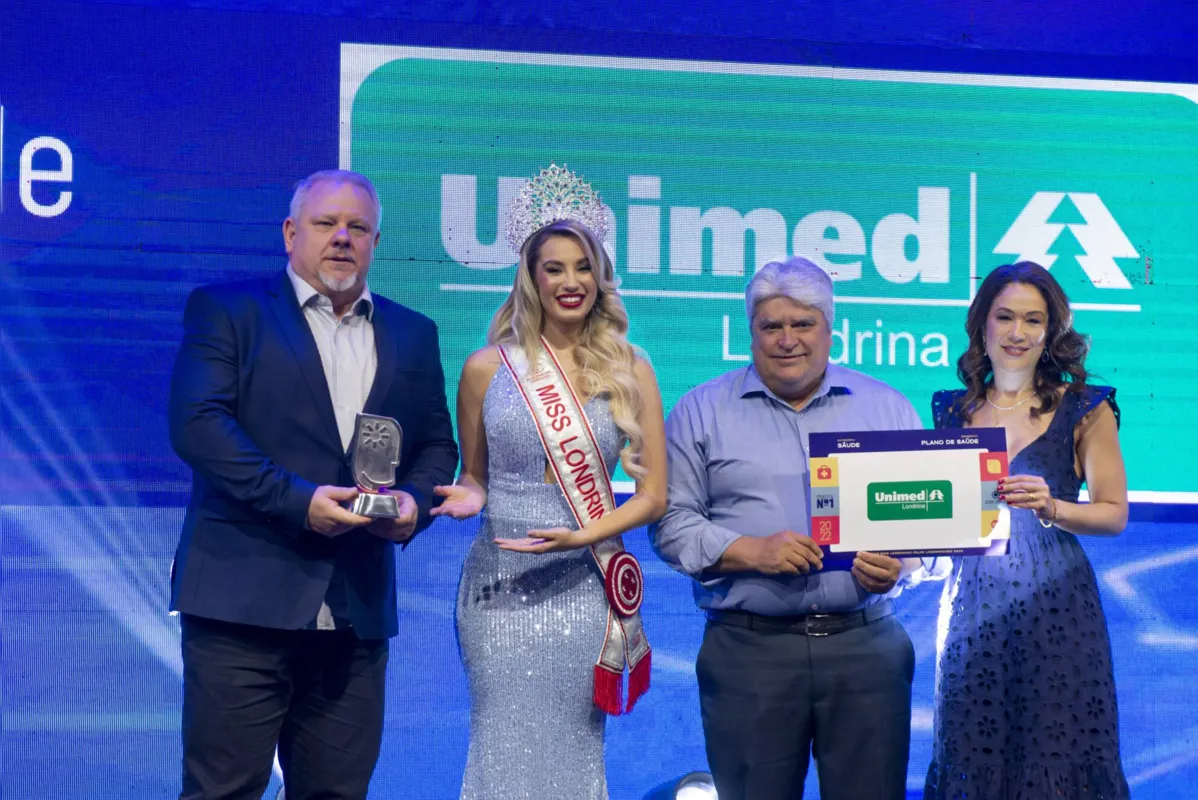 Ricardo Häussler. Marcos Abel e Dayane Santana recebendo o prêmio pela Unimed Londrina