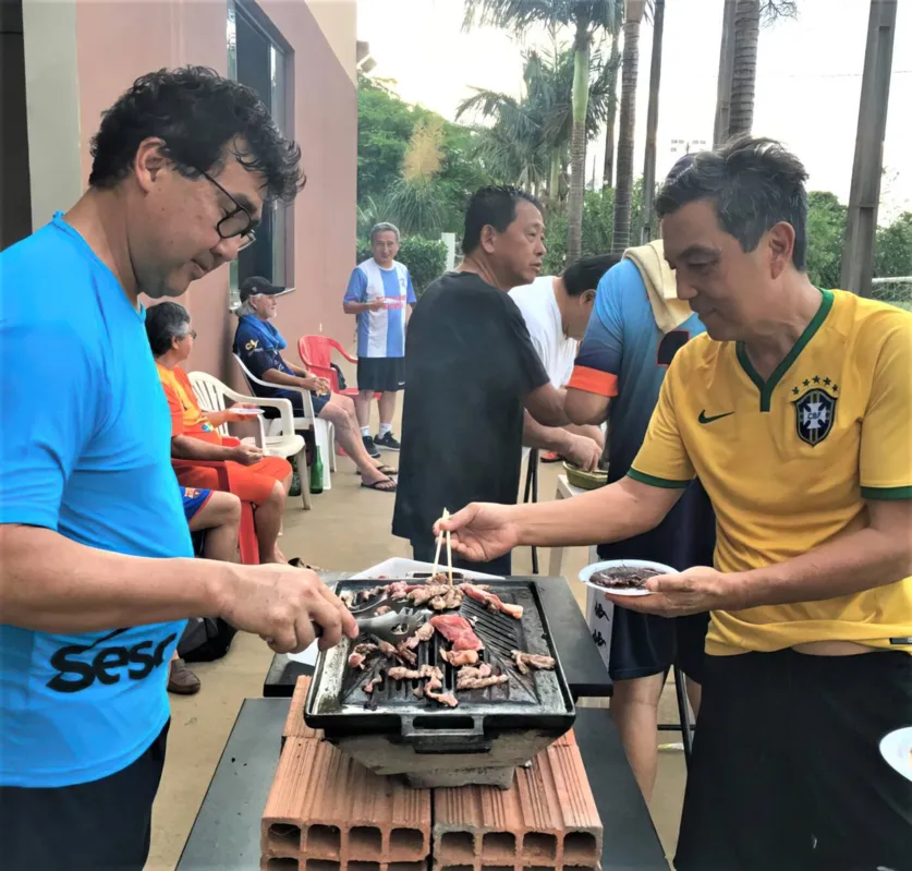 Os encontros sempre terminam com deliciosos petiscos. Na ocasião o então prefeito Jairo Tamura preparou a comida. Na foto, ele serve o amigo Hélio Toda
