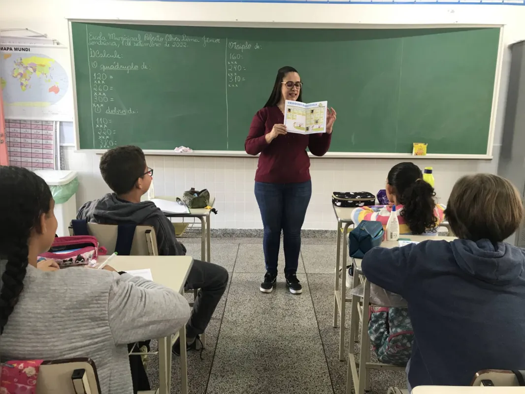 Imagem ilustrativa da imagem Trocando figurinhas em sala de aula de Londrina