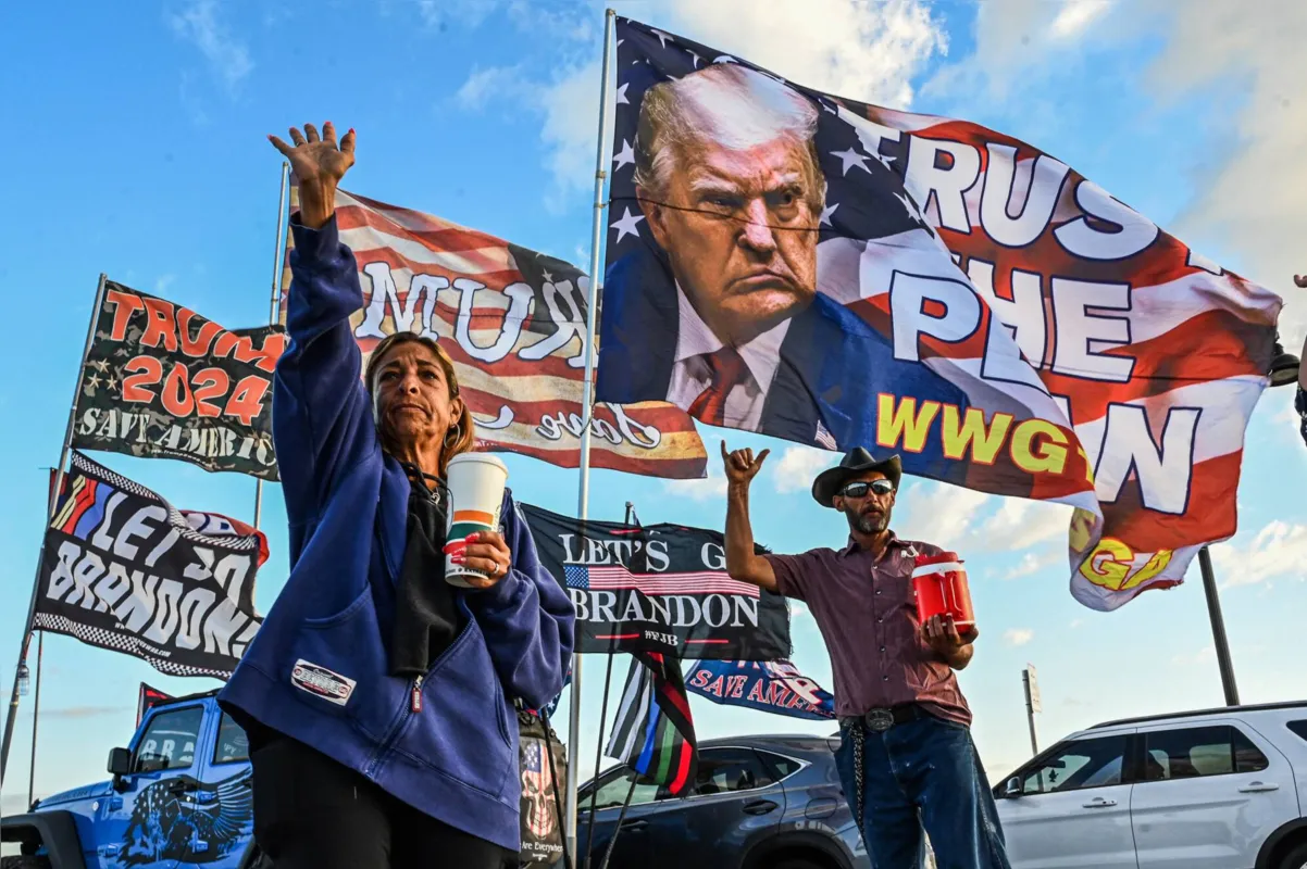 Apoiadores de Donald Trump protestam contra possível indiciamento do ex-presidente