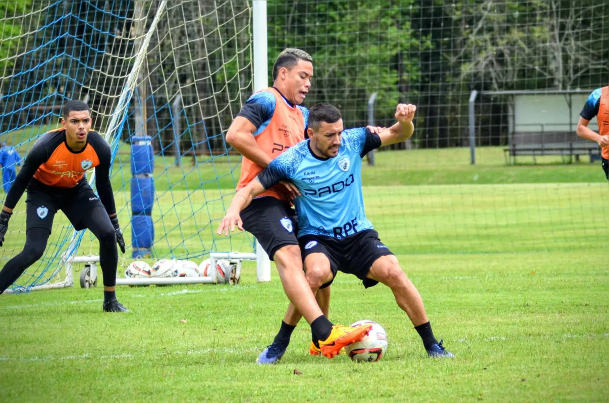 Mandaca e o lateral Alan Ruschel disputam lance em último treinos antes do jogo com o Grêmio; Volante volta após suspensão