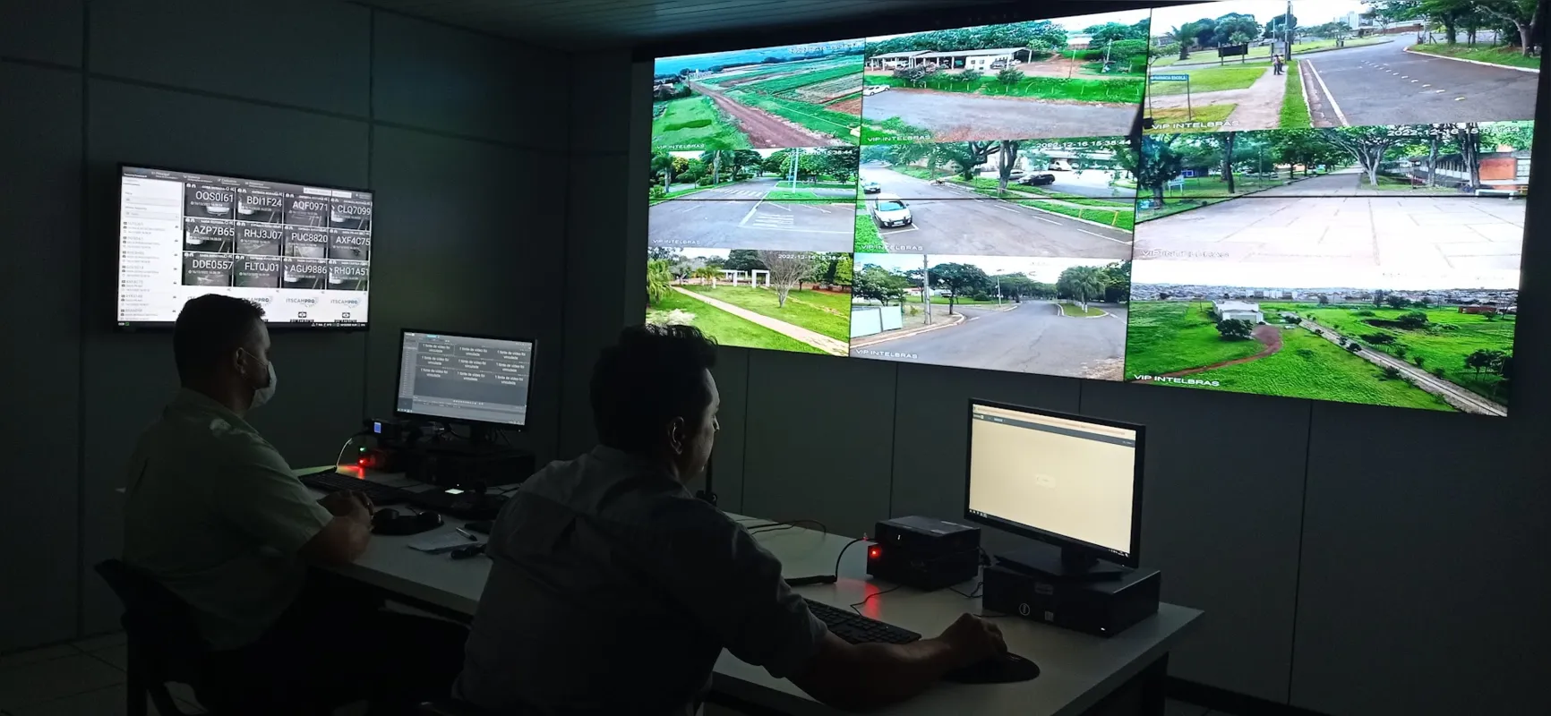 Painel com as imagens das câmeras será monitorado por dois funcionários 24 horas por dia