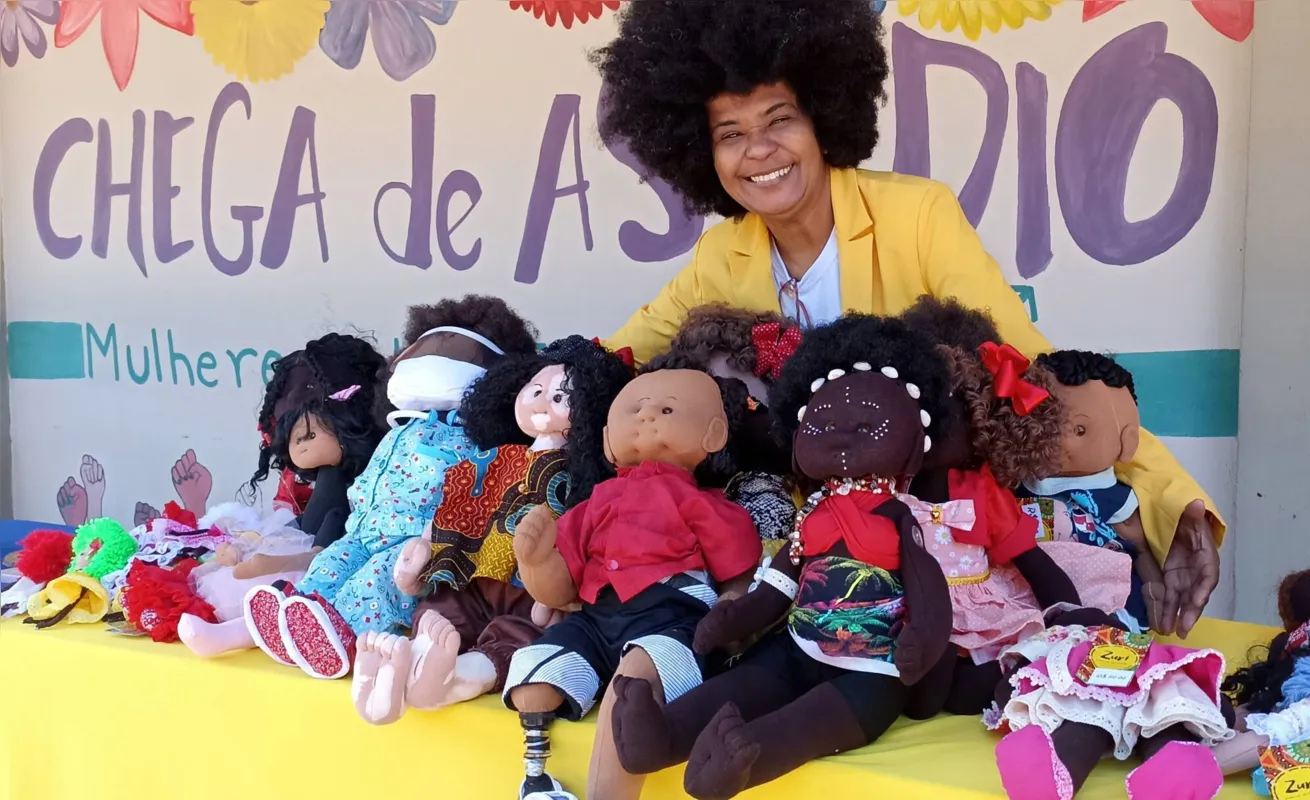 A cientista social e artesã Luciane dos Santos com as bonecas de pano: representatividade e combate aos preconceitos