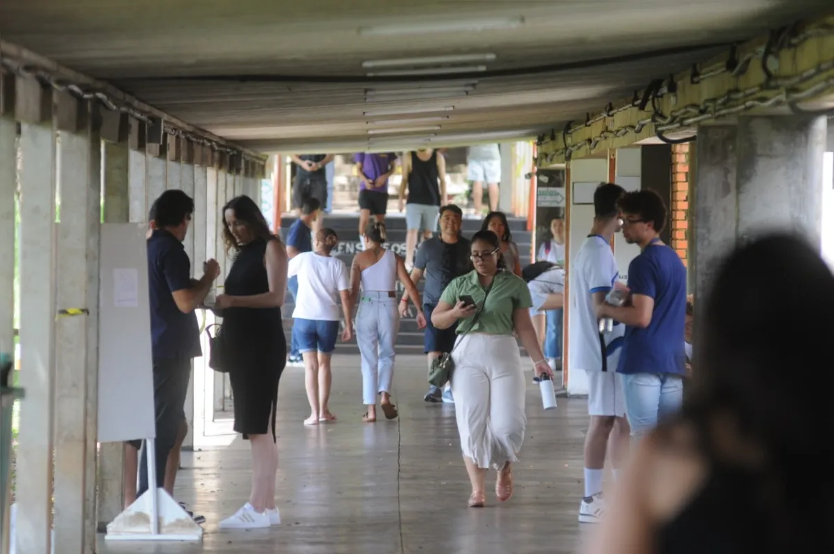 Treze mil candidatos fizeram neste domingo (5) o vestibular da UEL