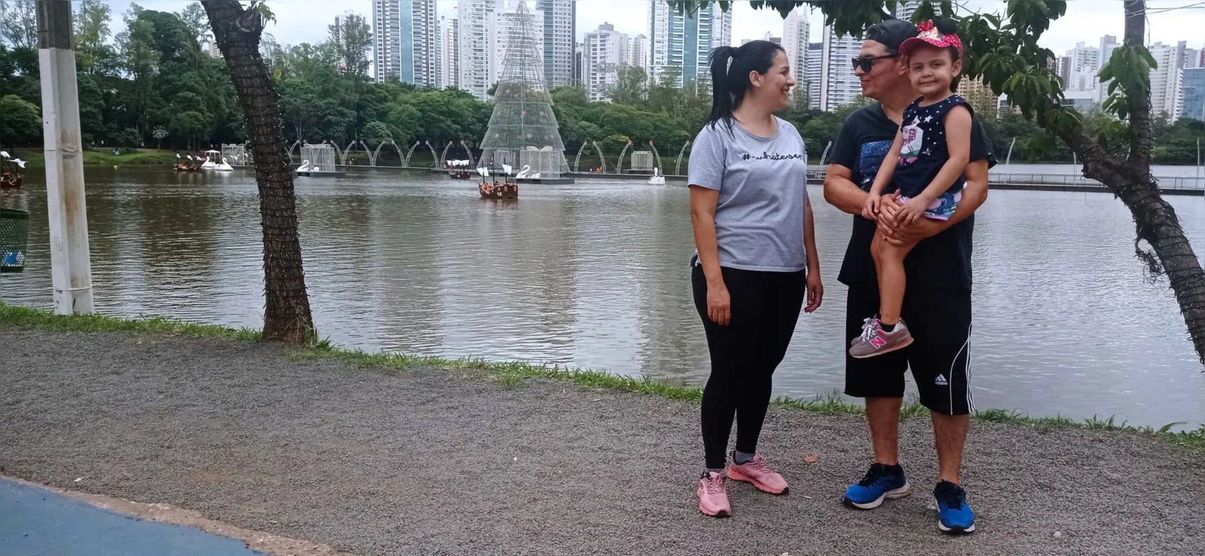 O operador de máquinas industrial, Pedro Lelis (35), sua esposa Veridiana Lélis e a filha Luiza (3) foram visitar o lago Igapó várias vezes