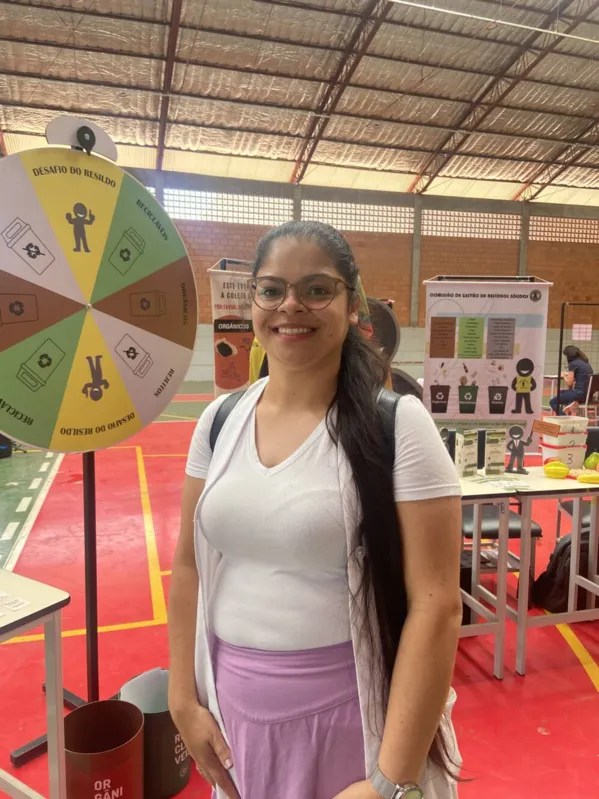 Professora de química do Colégio Estadual Acquaville, Thamires da Silva Souza acompanhou os alunos durante a manhã do primeiro dia de feira