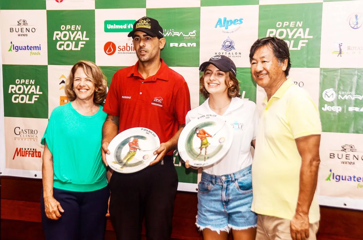 Os capitães do Royal Golf, Vera Prando e Milton Ogawa, entregaram prêmios aos campeões gerais do torneio Ricardo Correia e Ana Helena Cunha, de Londrina