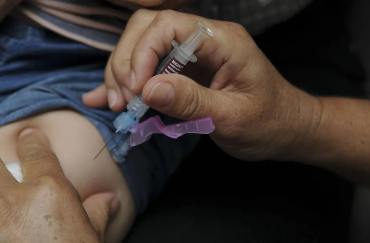 Postos de saúde de cidades da região não têm estoque dos dois tipos de vacina ou estão com instabilidade na oferta das doses