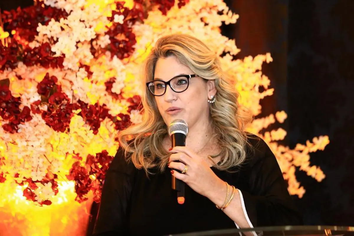 A reitora Flávia Frutos