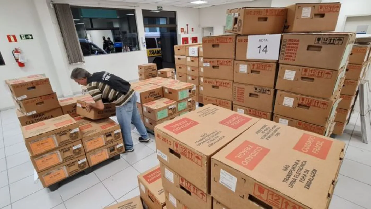 Imagem ilustrativa da imagem Urnas eletrônicas são distribuídas para seções eleitorais em Londrina