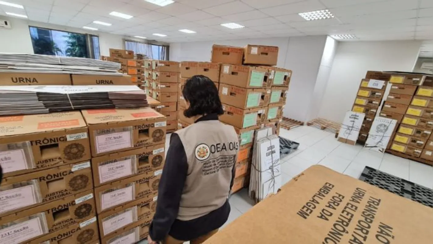 Imagem ilustrativa da imagem Urnas eletrônicas são distribuídas para seções eleitorais em Londrina