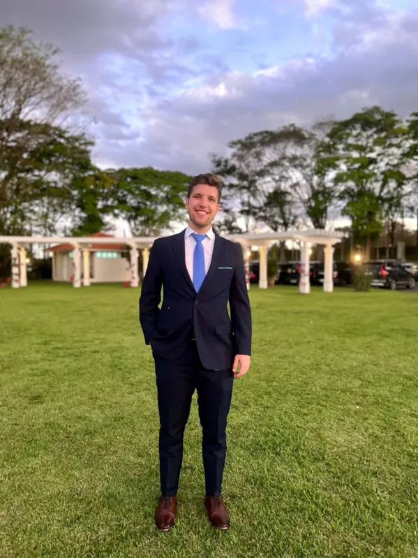 Vitor Dalos Dias costuma realizar resumos dos conteúdos e resolver questões por tema