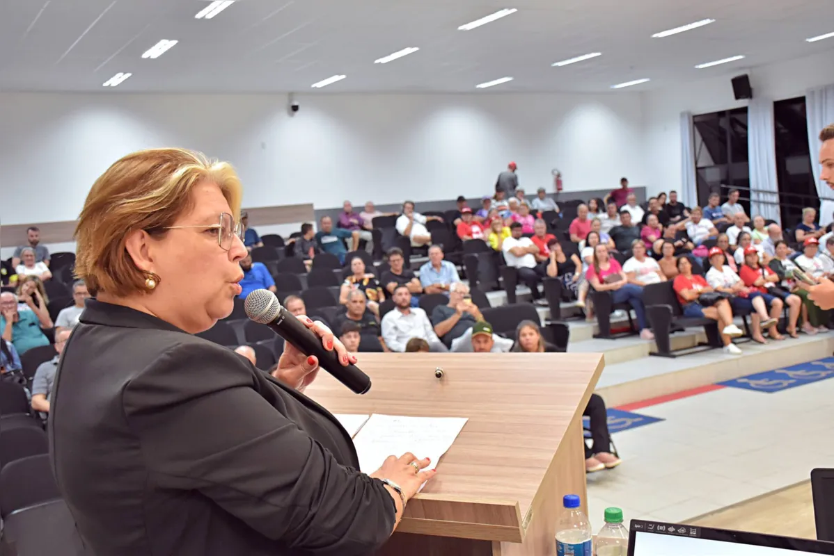Imagem ilustrativa da imagem Vereadora cassada por denunciar gestos nazistas em ato vai à Justiça