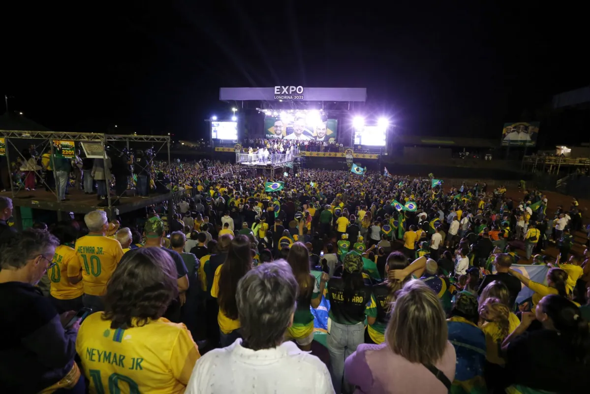 Imagem ilustrativa da imagem Vice-líder nas pesquisas, Bolsonaro ataca PT em comício em Londrina
