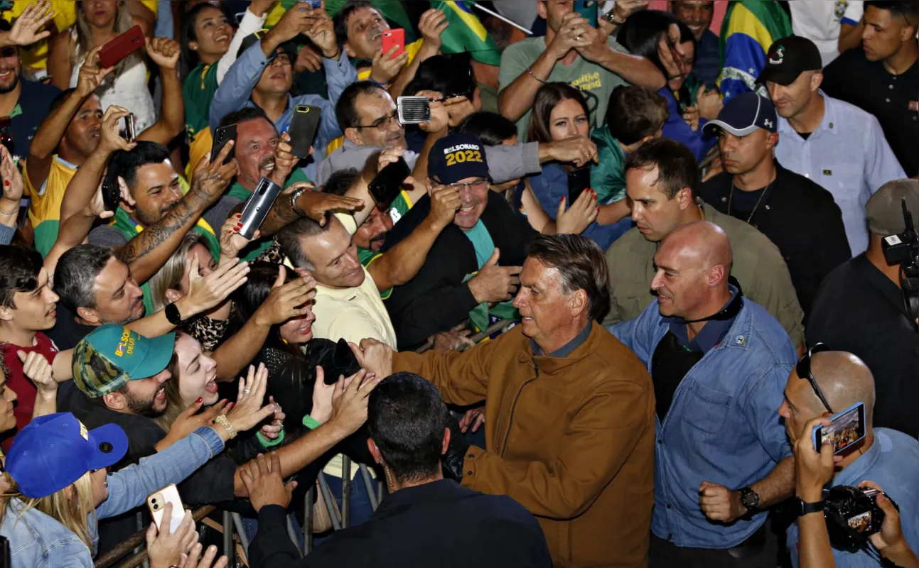 Imagem ilustrativa da imagem Vice-líder nas pesquisas, Bolsonaro ataca PT em comício em Londrina