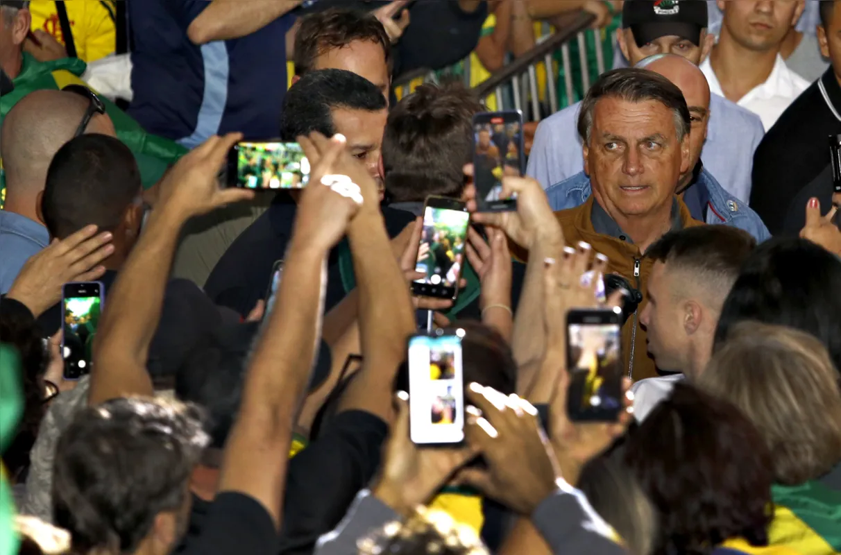 Imagem ilustrativa da imagem Vice-líder nas pesquisas, Bolsonaro ataca PT em comício em Londrina