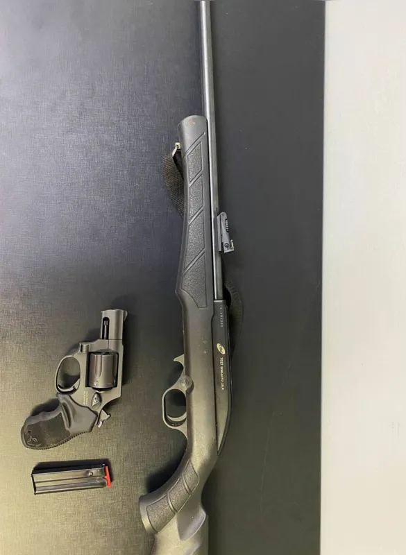 Armas apreendidas de posse do suspeito