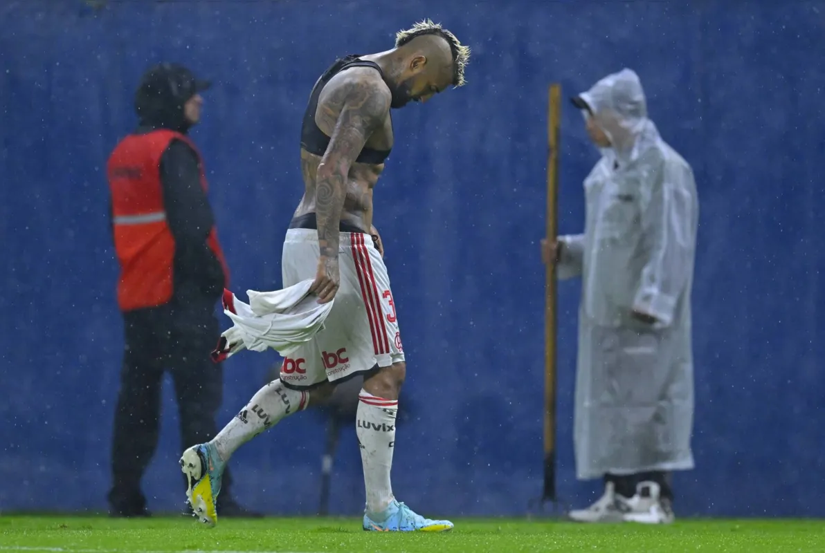 Arturo Vidal deixa o campo em Quito após derrota na primeira final da Recopa