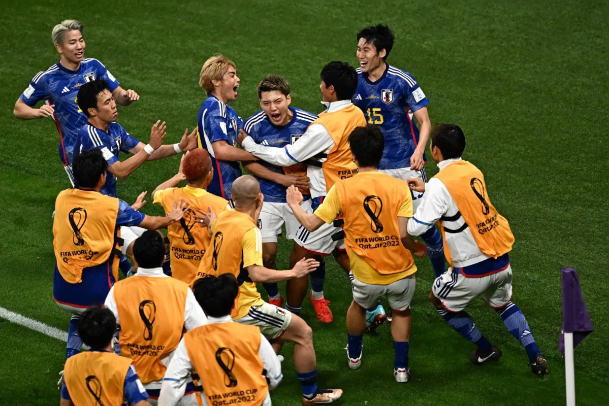 O meio-campista Ritsu Doan (C) celebra com  seus colegas após marcar o primeiro gol do Japão sobre a Alemanha.