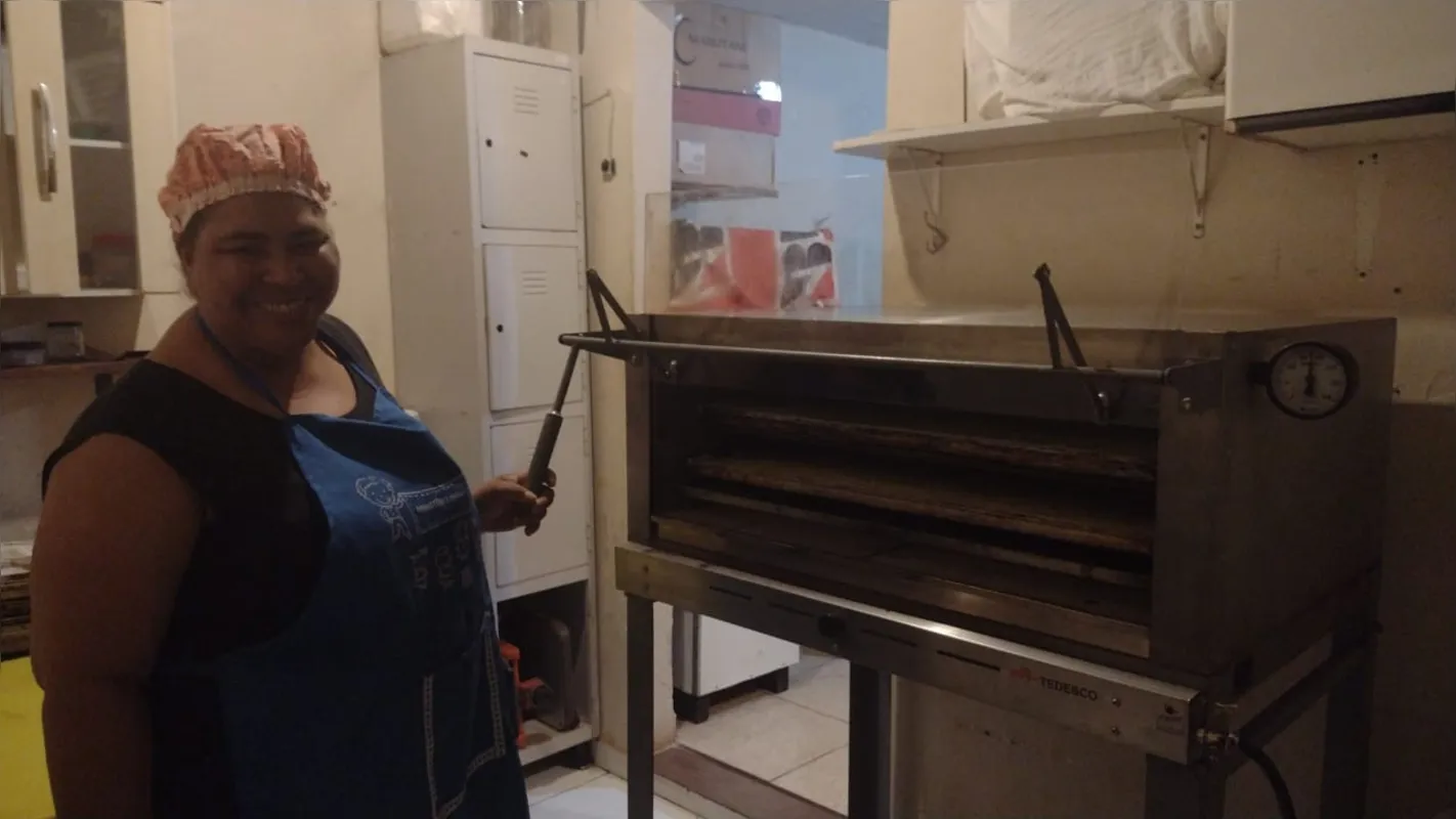 Mirian Alves Siviero, umas das voluntárias e a responsável pela produção dos 300 kg de bolo para a festa