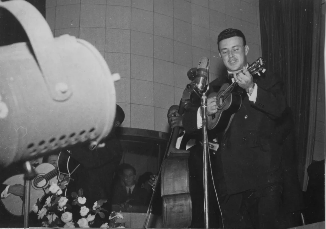 Waldir Azevedo em foto de 1955: músico colocou o cavaquinho em posição de destaque  e compôs va´rias músicas de sucesso como "Brasileirinho"