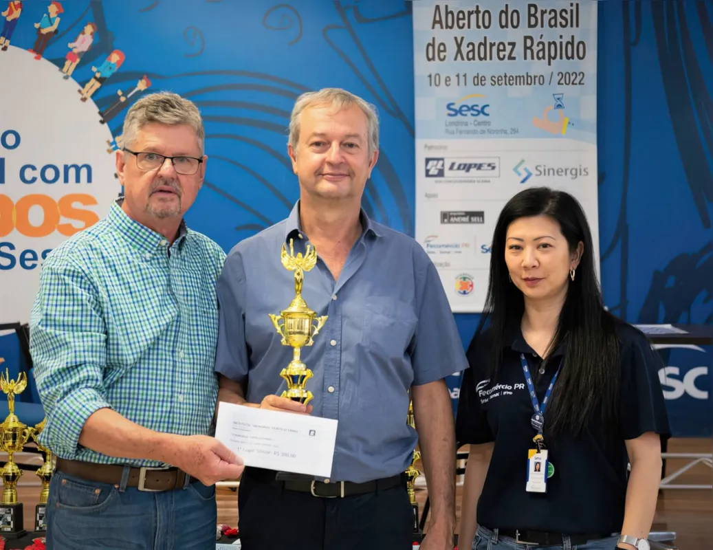 1º Lugar Sênior, o Mestre Nacional Londrinense Francisco Ermel recebe o troféu de Yuka Toyama   e de Hercilio Ermel (diretor do torneio)