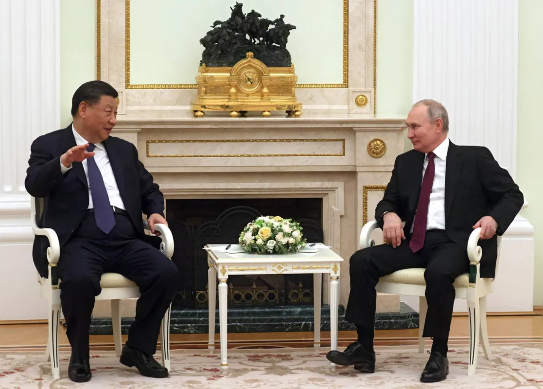 Xi Jinping e Vladimir Putin durante encontro no Kremlin: bons vizinhos e parceiros confiáveis