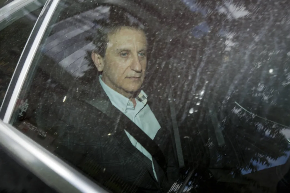 CURITIBA, PR, 17.11.2016: OPERAÃ‡ÃƒO-LAVA JATO - O doleiro Alberto Youssef, preso pela OperaÃ§Ã£o Lava Jato, deixa sede da JustiÃ§a Federal em Curitiba apÃ³s colocar a tornozeleira eletrÃ´nica para cumprir prisÃ£o domiciliar. (Foto: Paulo Lisboa/Folhapress)