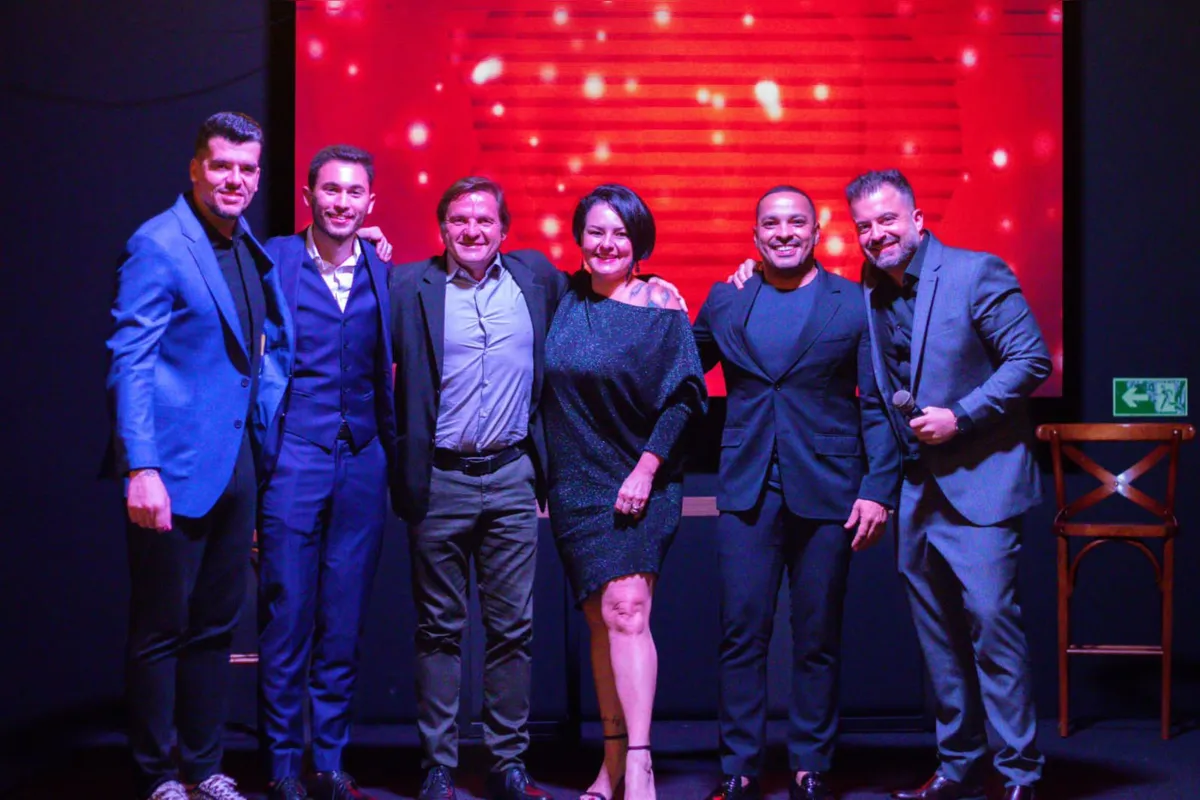 Renato Gomes e José Vinicius com os coordenadores de vendas Pedro De Lucca, Junior Tozatto, Erica Ferraz e Preto Freitas