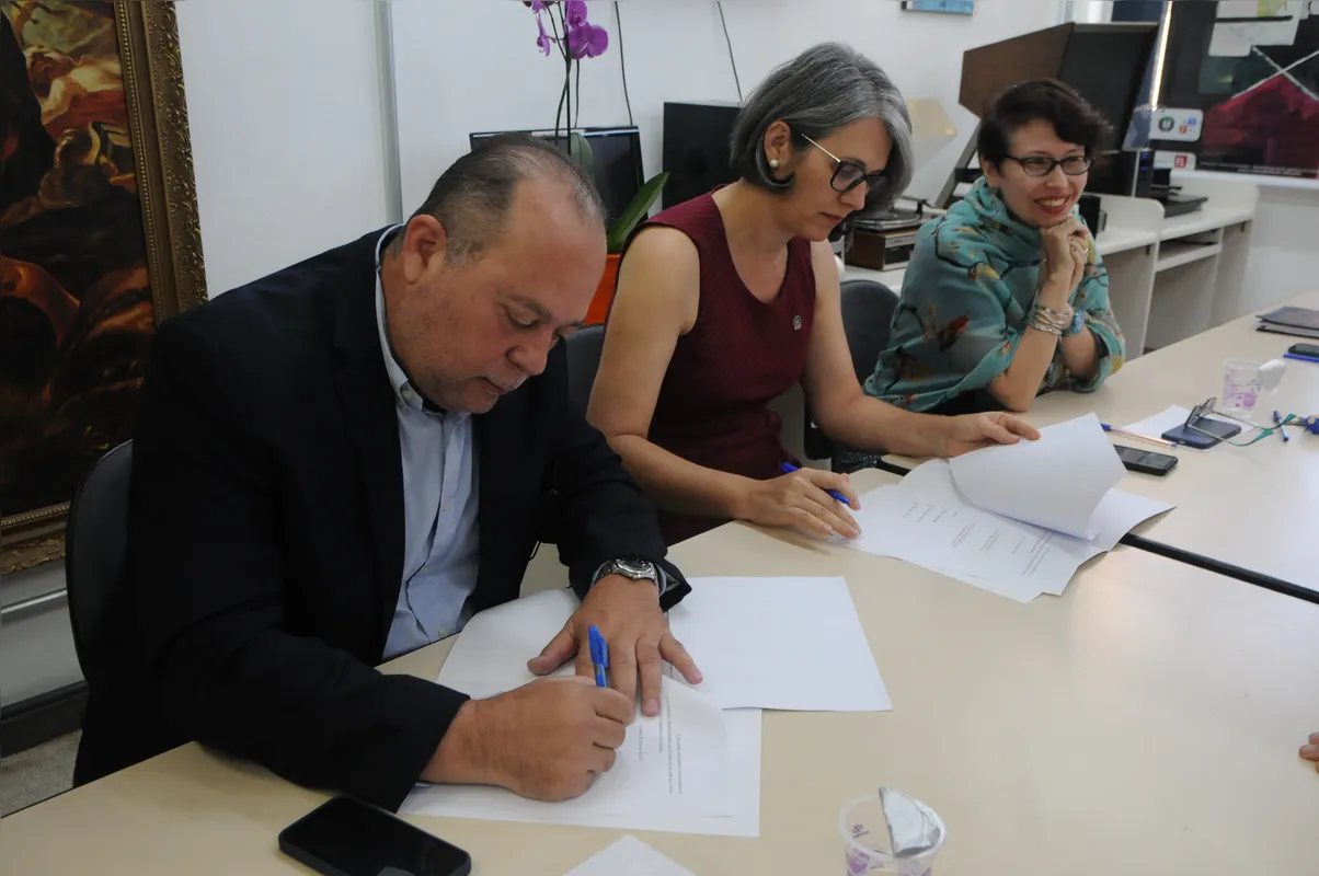 José Nicolás Mejía, administrador do Grupo Folha, a reitora da UEL, Marta Fávaro, e a diretora do CLCH, Laura Brandini, durante a assinatura do contrato de doação do acervo da Folha de Londrina para a UEL