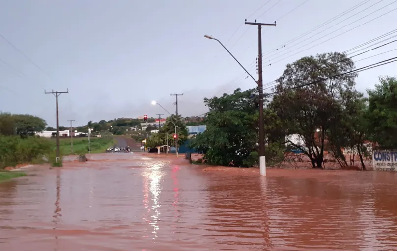 Bandeirantes: com fortes chuvas da madrugada de domingo (12), bairros sofreram alagamentos e moradores da zona rural estão isolados