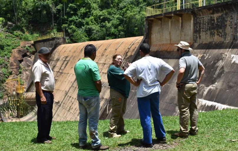 Caingangues visitam Usina Apucaraninha e preparam material bilíngue sobre segurança -