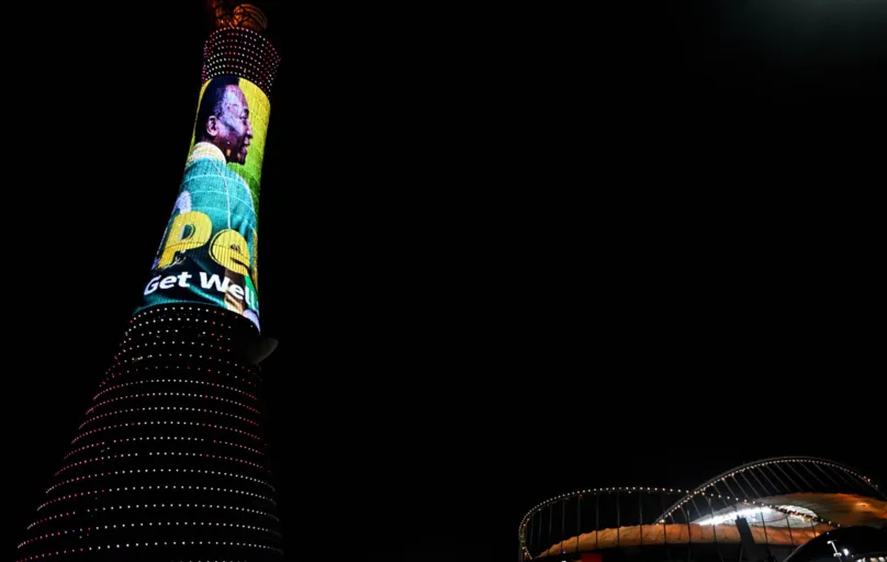 Monumentos e edifícios de Doha trazem fotos e mensagens de apoio a Pelé