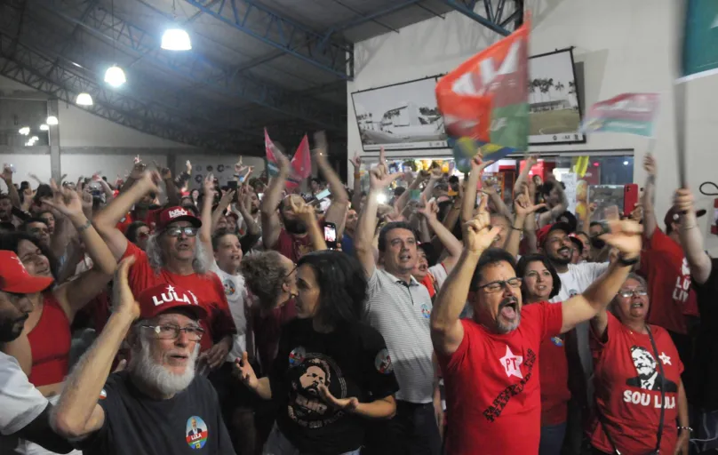 Na sede do Sindicato dos Metalúrgicos de Londrina, trabalhadores comemoram a eleição de Lula