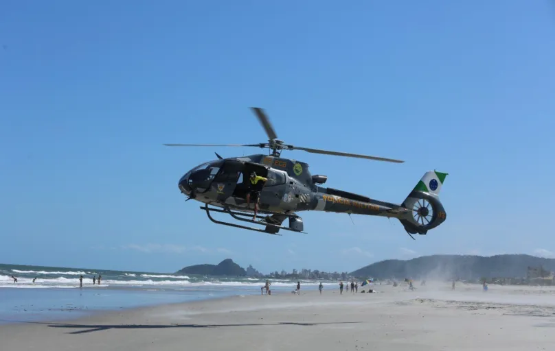 Polícia Militar orienta banhistas sobre como agir em pousos de
helicóptero na praia